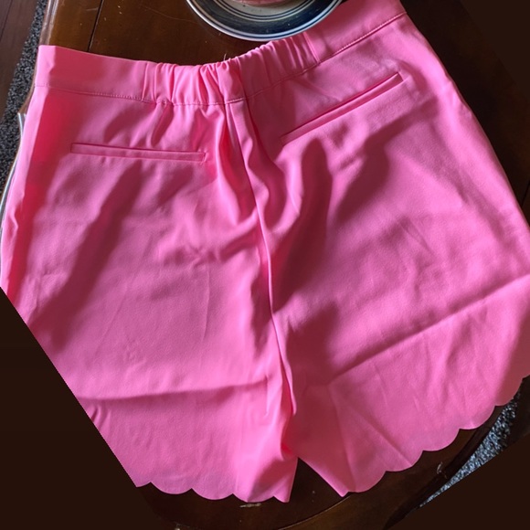 Pink scalloped Bermuda shorts - Picture 2 of 4